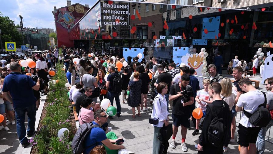 Orang-orang mengunjungi restoran cepat saji yang baru dibuka di bekas gerai McDonald's di Pushkinskaya Square di Moskow, Rusia, Minggu (12/6/2022). Bekas restoran McDonald's telah dibuka kembali di bawah merek baru yang disebut 