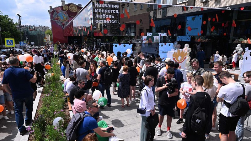 Orang-orang mengunjungi restoran cepat saji yang baru dibuka di bekas gerai McDonald's di Pushkinskaya Square di Moskow, Rusia, Minggu (12/6/2022). Bekas restoran McDonald's telah dibuka kembali di bawah merek baru yang disebut 