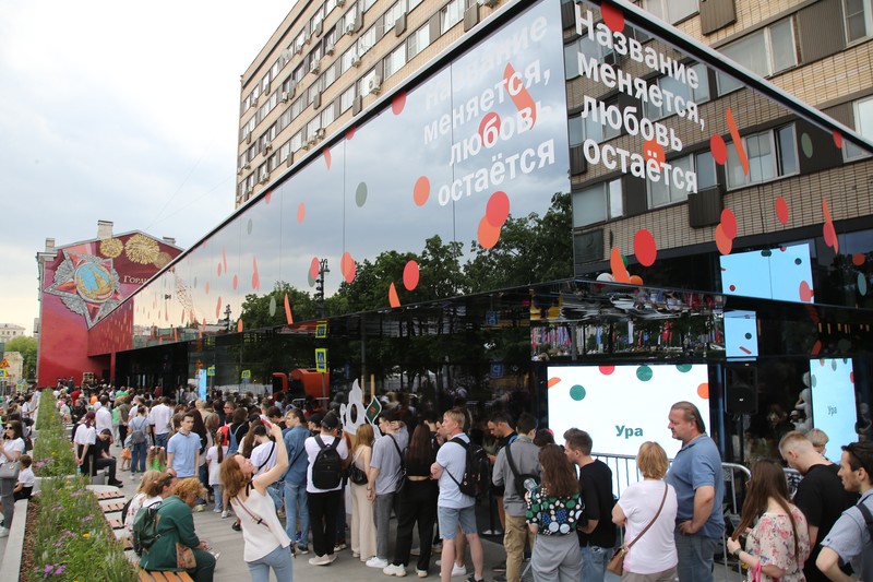 Orang-orang mengunjungi restoran cepat saji yang baru dibuka di bekas gerai McDonald's di Pushkinskaya Square di Moskow, Rusia, Minggu (12/6/2022). Bekas restoran McDonald's telah dibuka kembali di bawah merek baru yang disebut 