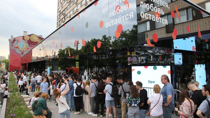 Orang-orang mengunjungi restoran cepat saji yang baru dibuka di bekas gerai McDonald's di Pushkinskaya Square di Moskow, Rusia, Minggu (12/6/2022). Bekas restoran McDonald's telah dibuka kembali di bawah merek baru yang disebut 