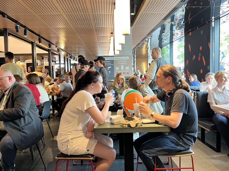 Orang-orang mengunjungi restoran cepat saji yang baru dibuka di bekas gerai McDonald's di Pushkinskaya Square di Moskow, Rusia, Minggu (12/6/2022). Bekas restoran McDonald's telah dibuka kembali di bawah merek baru yang disebut 
