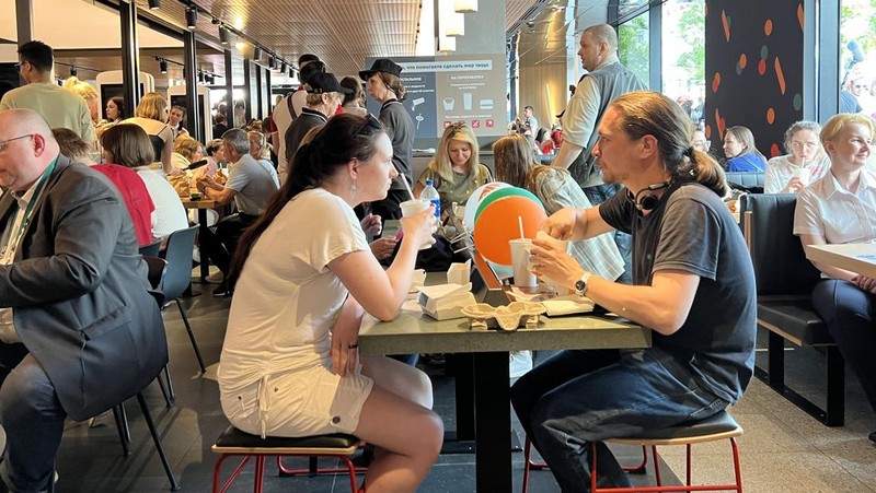 Orang-orang mengunjungi restoran cepat saji yang baru dibuka di bekas gerai McDonald's di Pushkinskaya Square di Moskow, Rusia, Minggu (12/6/2022). Bekas restoran McDonald's telah dibuka kembali di bawah merek baru yang disebut 
