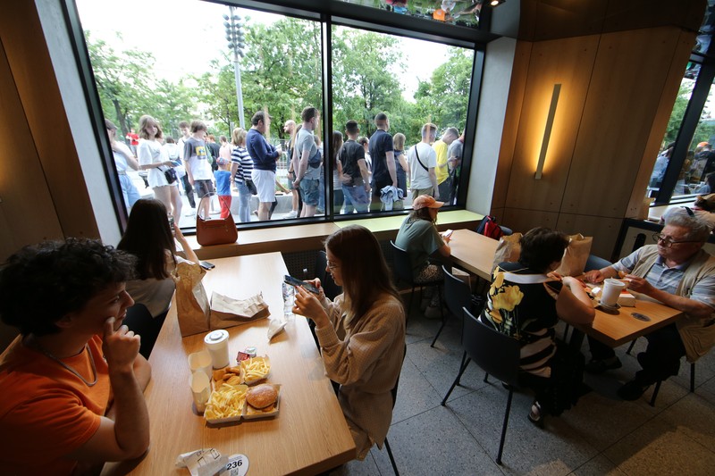 Rumah Makan Cepat Saji Rusia Vkusno i tochka Pengganti McDonald's rusia Orang-orang mengunjungi restoran cepat saji yang baru dibuka di bekas gerai McDonald's di Pushkinskaya Square di Moskow, Rusia, Minggu (12/6/2022). Bekas restoran McDonald's telah dibuka kembali di bawah merek baru yang disebut