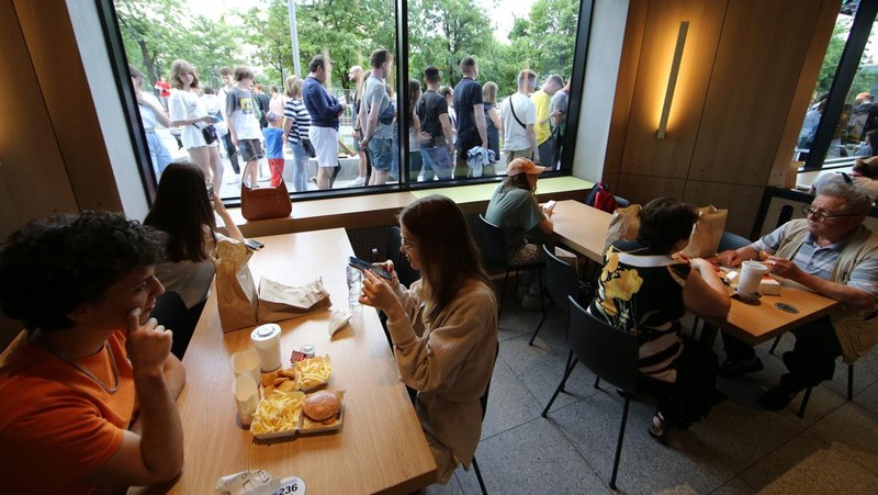 Orang-orang mengunjungi restoran cepat saji yang baru dibuka di bekas gerai McDonald's di Pushkinskaya Square di Moskow, Rusia, Minggu (12/6/2022). Bekas restoran McDonald's telah dibuka kembali di bawah merek baru yang disebut 