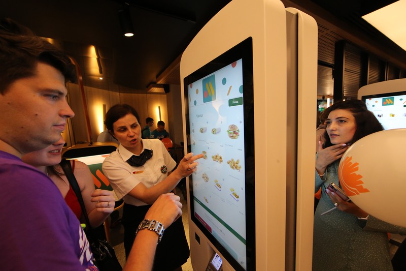 Rumah Makan Cepat Saji Rusia Vkusno i tochka Pengganti McDonald's rusia Orang-orang mengunjungi restoran cepat saji yang baru dibuka di bekas gerai McDonald's di Pushkinskaya Square di Moskow, Rusia, Minggu (12/6/2022). Bekas restoran McDonald's telah dibuka kembali di bawah merek baru yang disebut