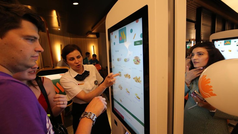 Orang-orang mengunjungi restoran cepat saji yang baru dibuka di bekas gerai McDonald's di Pushkinskaya Square di Moskow, Rusia, Minggu (12/6/2022). Bekas restoran McDonald's telah dibuka kembali di bawah merek baru yang disebut 