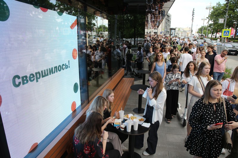 Orang-orang mengunjungi restoran cepat saji yang baru dibuka di bekas gerai McDonald's di Pushkinskaya Square di Moskow, Rusia, Minggu (12/6/2022). Bekas restoran McDonald's telah dibuka kembali di bawah merek baru yang disebut 