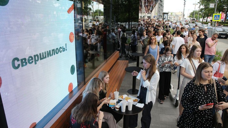 Orang-orang mengunjungi restoran cepat saji yang baru dibuka di bekas gerai McDonald's di Pushkinskaya Square di Moskow, Rusia, Minggu (12/6/2022). Bekas restoran McDonald's telah dibuka kembali di bawah merek baru yang disebut 