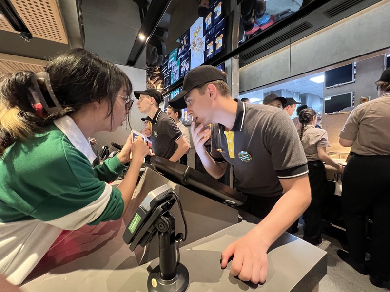 Rumah Makan Cepat Saji Rusia Vkusno i tochka Pengganti McDonald's rusia Orang-orang mengunjungi restoran cepat saji yang baru dibuka di bekas gerai McDonald's di Pushkinskaya Square di Moskow, Rusia, Minggu (12/6/2022). Bekas restoran McDonald's telah dibuka kembali di bawah merek baru yang disebut