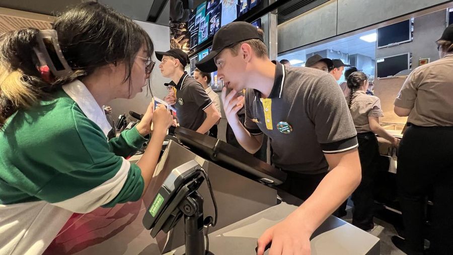 Orang-orang mengunjungi restoran cepat saji yang baru dibuka di bekas gerai McDonald's di Pushkinskaya Square di Moskow, Rusia, Minggu (12/6/2022). Bekas restoran McDonald's telah dibuka kembali di bawah merek baru yang disebut 