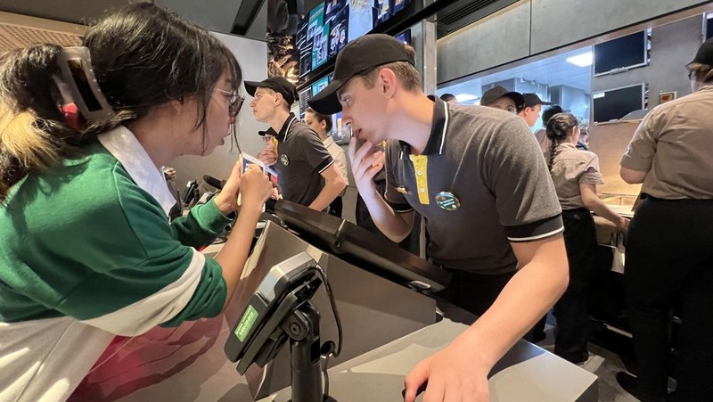 Orang-orang mengunjungi restoran cepat saji yang baru dibuka di bekas gerai McDonald's di Pushkinskaya Square di Moskow, Rusia, Minggu (12/6/2022). Bekas restoran McDonald's telah dibuka kembali di bawah merek baru yang disebut 