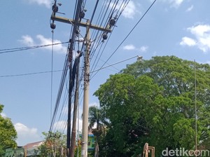 Apakah PLN Boleh Memasang Tiang Listrik di Tanah Warga? Ini Aturannya