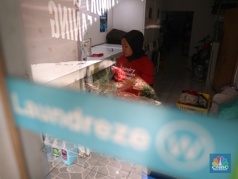 Usaha laundry Pekerja menyelesaikan pekerjaannya di jasa cuci setrika Laundry di Kawasan Tangerang Selatan, Banten, Selasa (14/6/2022). (CNBC Indonesia/ Muhammad Sabki)