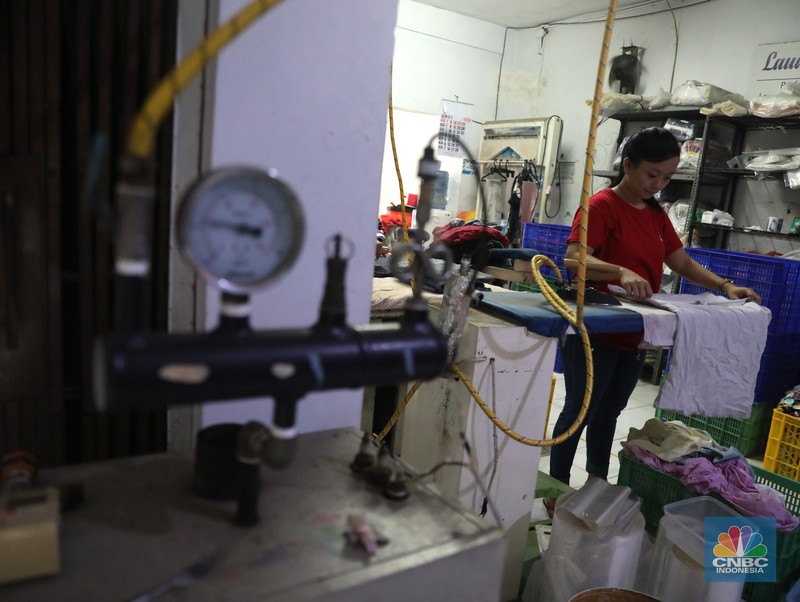 Usaha laundry Pekerja menyelesaikan pekerjaannya di jasa cuci setrika Laundry di Kawasan Tangerang Selatan, Banten, Selasa (14/6/2022). (CNBC Indonesia/ Muhammad Sabki)