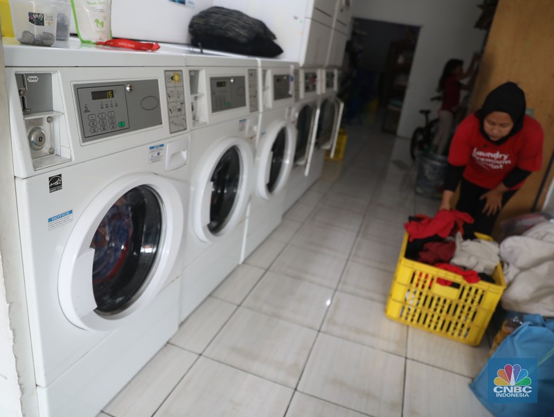 Usaha laundry Pekerja menyelesaikan pekerjaannya di jasa cuci setrika Laundry di Kawasan Tangerang Selatan, Banten, Selasa (14/6/2022). (CNBC Indonesia/ Muhammad Sabki)