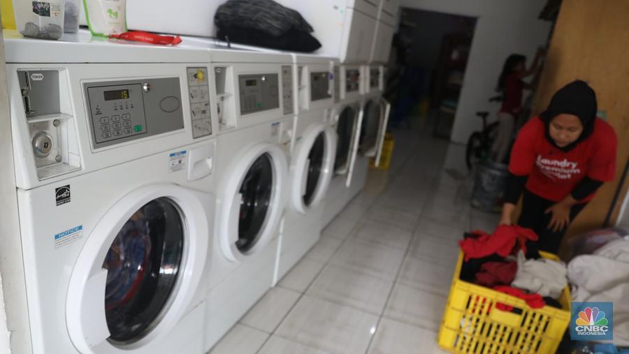Pekerja menyelesaikan pekerjaannya di jasa cuci setrika Laundry di Kawasan Tangerang Selatan, Banten, Selasa (14/6/2022). (CNBC Indonesia/ Muhammad Sabki)