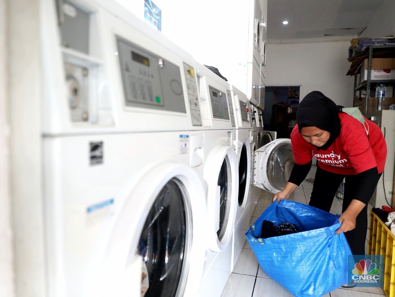 Usaha laundry Pekerja menyelesaikan pekerjaannya di jasa cuci setrika Laundry di Kawasan Tangerang Selatan, Banten, Selasa (14/6/2022). (CNBC Indonesia/ Muhammad Sabki)