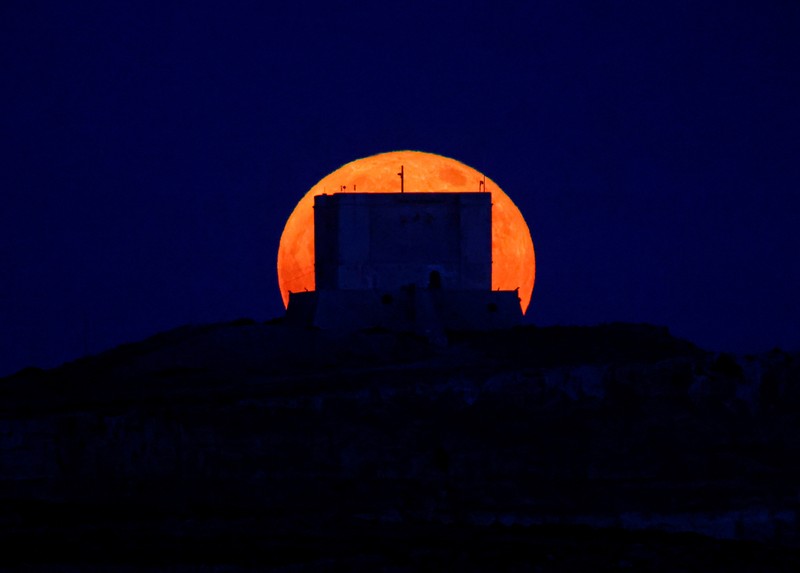 Supermoon bulan purnama stroberi di depan Patung Liberty di New York Bulan purnama yang dikenal sebagai