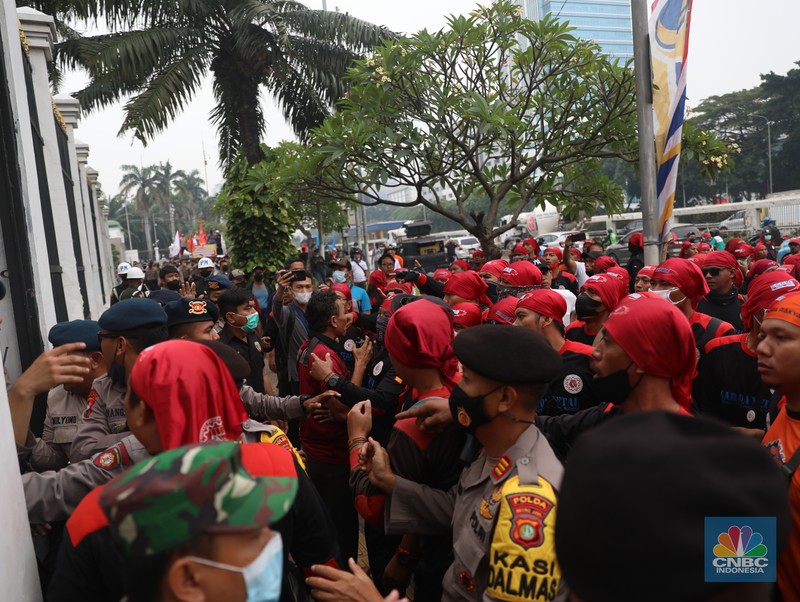 Demo Buruh di Gedung DPR Massa buruh menggelar aksi di depan Gedung DPR RI, Jakarta, Rabu (15/6/2022). Demo buruh di depan DPR diikuti sejumlah serikat pekerja dari beberapa daerah. (CNBC Indonesia/ Muhammad Sabki)