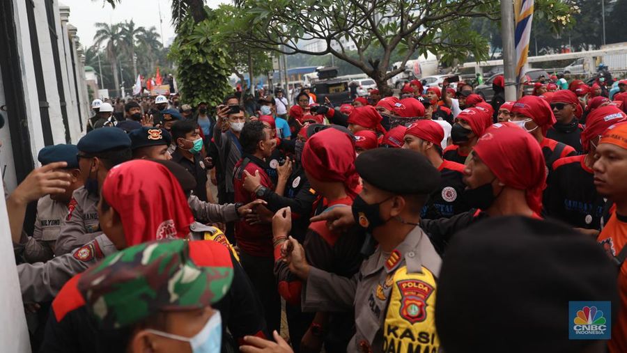 Massa buruh menggelar aksi di depan Gedung DPR RI, Jakarta, Rabu (15/6/2022). Demo buruh di depan DPR diikuti sejumlah serikat pekerja dari beberapa daerah. (CNBC Indonesia/ Muhammad Sabki)