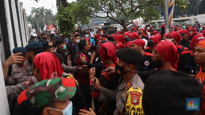 Massa buruh menggelar aksi di depan Gedung DPR RI, Jakarta, Rabu (15/6/2022). Demo buruh di depan DPR diikuti sejumlah serikat pekerja dari beberapa daerah. (CNBC Indonesia/ Muhammad Sabki)