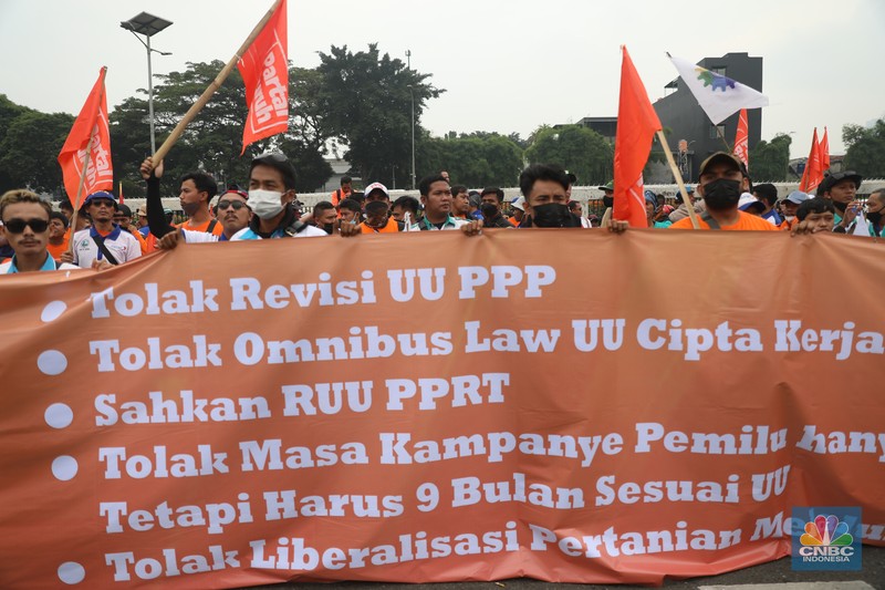 Demo Buruh di Gedung DPR Massa buruh menggelar aksi di depan Gedung DPR RI, Jakarta, Rabu (15/6/2022). Demo buruh di depan DPR diikuti sejumlah serikat pekerja dari beberapa daerah. (CNBC Indonesia/ Muhammad Sabki)