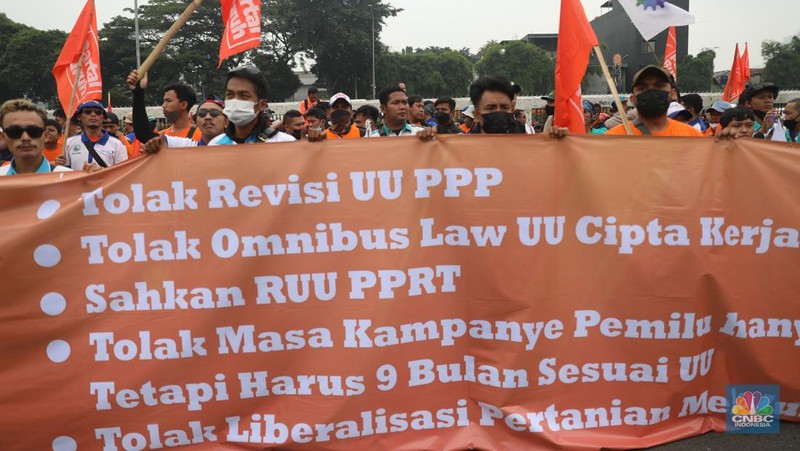 Massa buruh menggelar aksi di depan Gedung DPR RI, Jakarta, Rabu (15/6/2022). Demo buruh di depan DPR diikuti sejumlah serikat pekerja dari beberapa daerah. (CNBC Indonesia/ Muhammad Sabki)