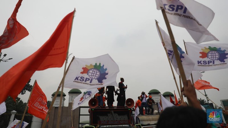 Massa buruh menggelar aksi di depan Gedung DPR RI, Jakarta, Rabu (15/6/2022). Demo buruh di depan DPR diikuti sejumlah serikat pekerja dari beberapa daerah. (CNBC Indonesia/ Muhammad Sabki)