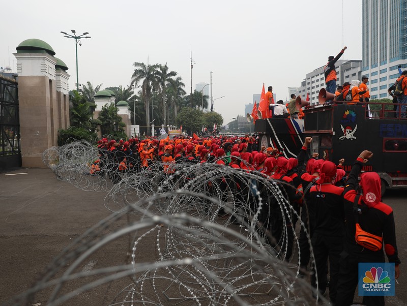 Massa buruh menggelar aksi di depan Gedung DPR RI, Jakarta, Rabu (15/6/2022). Demo buruh di depan DPR diikuti sejumlah serikat pekerja dari beberapa daerah. (CNBC Indonesia/ Muhammad Sabki)