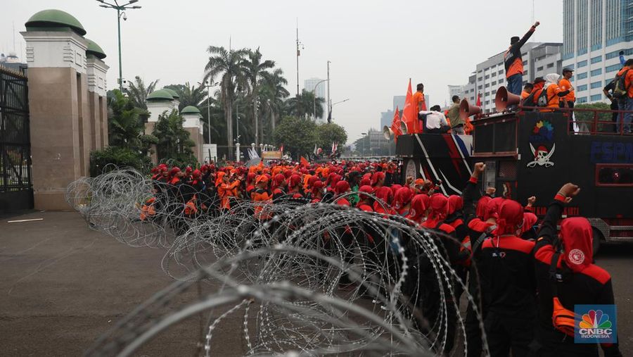 Massa buruh menggelar aksi di depan Gedung DPR RI, Jakarta, Rabu (15/6/2022). Demo buruh di depan DPR diikuti sejumlah serikat pekerja dari beberapa daerah. (CNBC Indonesia/ Muhammad Sabki)