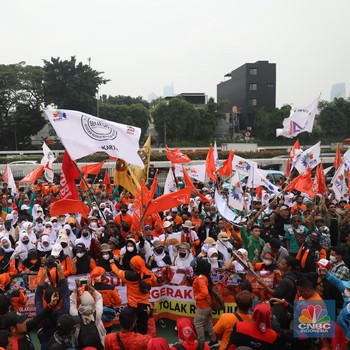 Saat Ramai Pelantikan di Istana, Buruh Aksi di DPR