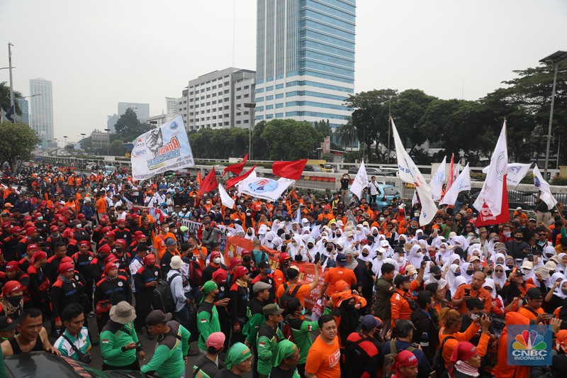 Massa buruh menggelar aksi di depan Gedung DPR RI, Jakarta, Rabu (15/6/2022). Demo buruh di depan DPR diikuti sejumlah serikat pekerja dari beberapa daerah. (CNBC Indonesia/ Muhammad Sabki)