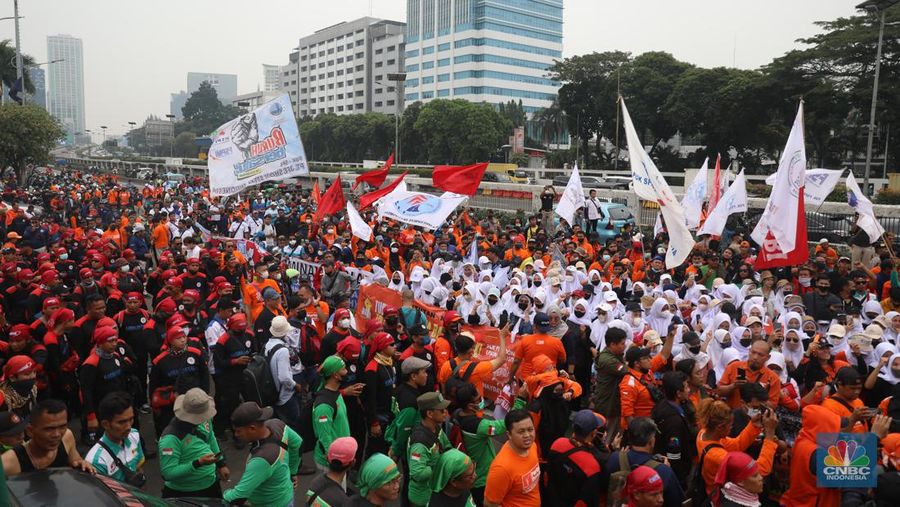 Massa buruh menggelar aksi di depan Gedung DPR RI, Jakarta, Rabu (15/6/2022). Demo buruh di depan DPR diikuti sejumlah serikat pekerja dari beberapa daerah. (CNBC Indonesia/ Muhammad Sabki)
