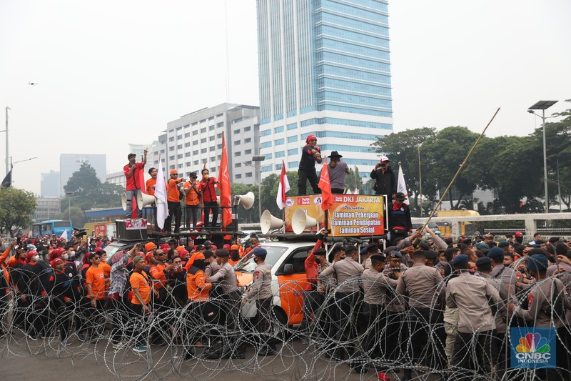 Demo Buruh di Gedung DPR Massa buruh menggelar aksi di depan Gedung DPR RI, Jakarta, Rabu (15/6/2022). Demo buruh di depan DPR diikuti sejumlah serikat pekerja dari beberapa daerah. (CNBC Indonesia/ Muhammad Sabki)