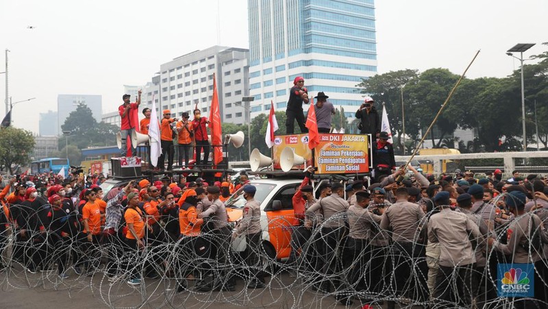 Massa buruh menggelar aksi di depan Gedung DPR RI, Jakarta, Rabu (15/6/2022). Demo buruh di depan DPR diikuti sejumlah serikat pekerja dari beberapa daerah. (CNBC Indonesia/ Muhammad Sabki)