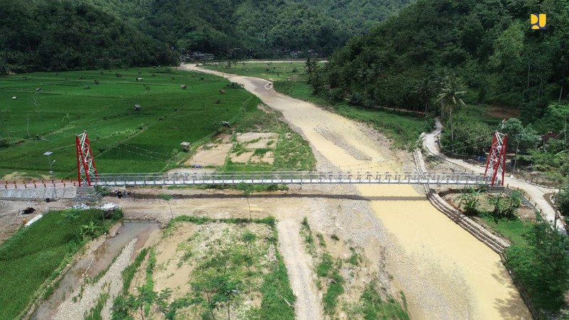 Jembatan Gantung di Provinsi Jawa Timur (Dok. Kementerian PUPR)