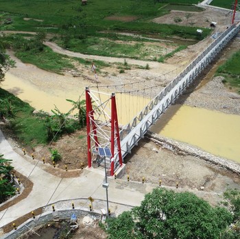 Keren! Jembatan Gantung Belah Sungai di Selatan Jawa
