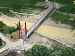 Keren! Jembatan Gantung Belah Sungai di Selatan Jawa