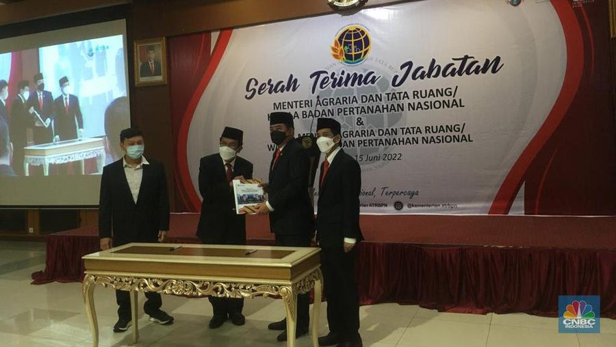 Mantan Menteri Agraria dan Tata Ruang/Kepala Badan Pertanahan Nasional (ATR/BPN), Sofyan Djalil melakukan Serah Terima Jabatan Kepada Menteri Agraria dan Tata Ruang/Kepala Badan Pertanahan Nasional (ATR/BPN) yang baru, Hadi Tjahjanto dan Wakil Menteri (Wamen) Agraria dan Tata Ruang (ATR) atau Wakil Kepala BPN yang baru, Raja Juli Antoni di Kementerian Agraria dan Tata Ruang/Badan Pertanahan Nasional (ATR/BPN), Rabu (15/6/2022). (CNBC Indonesia/ Romys Binekasri)
