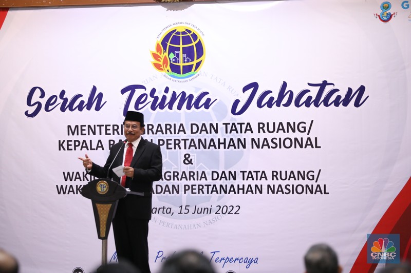 Mantan Menteri Agraria dan Tata Ruang/Kepala Badan Pertanahan Nasional (ATR/BPN), Sofyan Djalil (kiri) melakukan Serah Terima Jabatan Kepada Menteri Agraria dan Tata Ruang/Kepala Badan Pertanahan Nasional (ATR/BPN) yang baru, Hadi Tjahjanto (kanan) di Kementerian Agraria dan Tata Ruang/Badan Pertanahan Nasional (ATR/BPN), Rabu (15/6/2022). (CNBC Indonesia/ Tri Susilo)