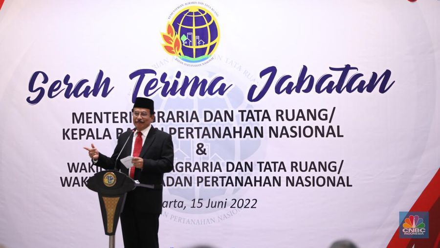 Mantan Menteri Agraria dan Tata Ruang/Kepala Badan Pertanahan Nasional (ATR/BPN), Sofyan Djalil (kiri) melakukan Serah Terima Jabatan Kepada Menteri Agraria dan Tata Ruang/Kepala Badan Pertanahan Nasional (ATR/BPN) yang baru, Hadi Tjahjanto (kanan) di Kementerian Agraria dan Tata Ruang/Badan Pertanahan Nasional (ATR/BPN), Rabu (15/6/2022). (CNBC Indonesia/ Tri Susilo)