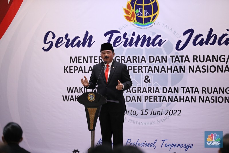 Sertijab Menteri ATR/BPN dari Sofyan Djalil ke Hadi Tjahjanto Mantan Menteri Agraria dan Tata Ruang/Kepala Badan Pertanahan Nasional (ATR/BPN), Sofyan Djalil (kiri) melakukan Serah Terima Jabatan Kepada Menteri Agraria dan Tata Ruang/Kepala Badan Pertanahan Nasional (ATR/BPN) yang baru, Hadi Tjahjanto (kanan) di Kementerian Agraria dan Tata Ruang/Badan Pertanahan Nasional (ATR/BPN), Rabu (15/6/2022). (CNBC Indonesia/ Tri Susilo)