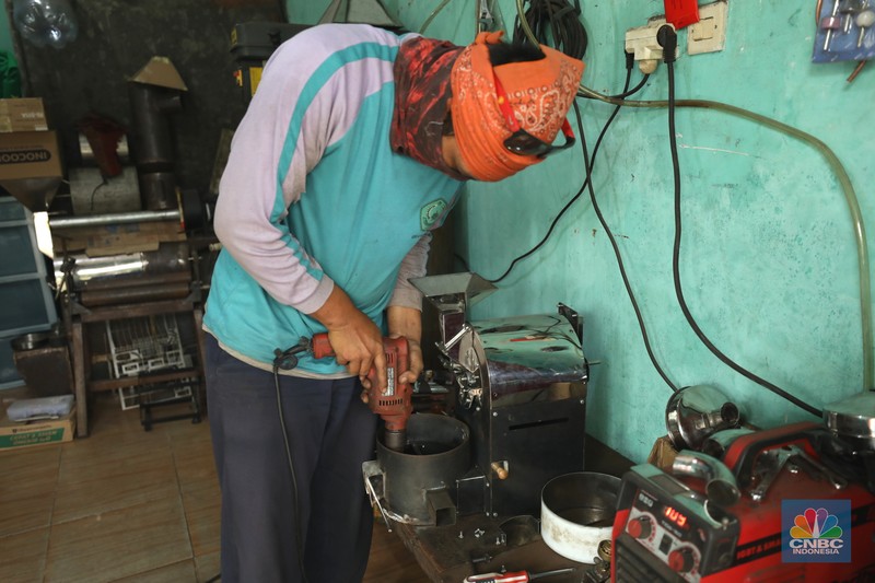 Pekerja menyelesaikan proses pembuatan mesin sangrai kopi Minicaff Roaster di Pinang, Kota Tangerang, Banten, Rabu (15/6/2022). (CNBC Indonesia/ Tri Susilo)