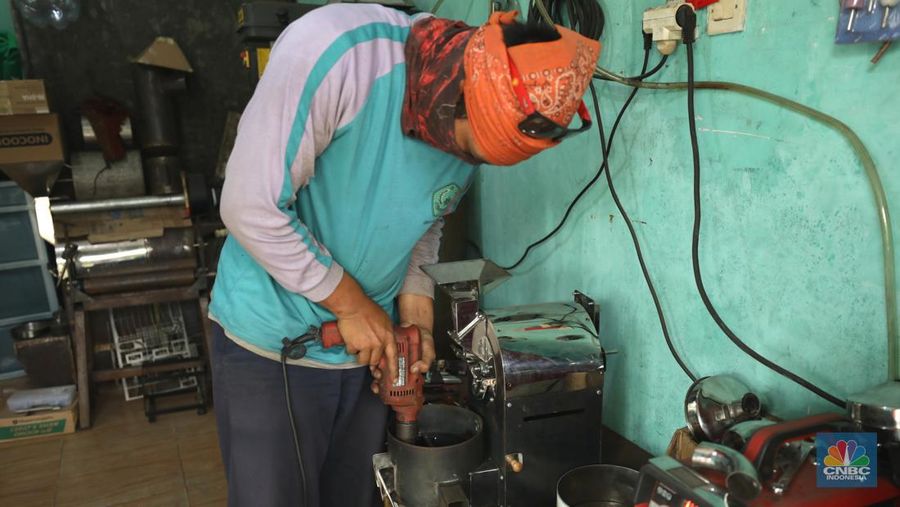 Pekerja menyelesaikan proses pembuatan mesin sangrai kopi Minicaff Roaster di Pinang, Kota Tangerang, Banten, Rabu (15/6/2022). (CNBC Indonesia/ Tri Susilo)