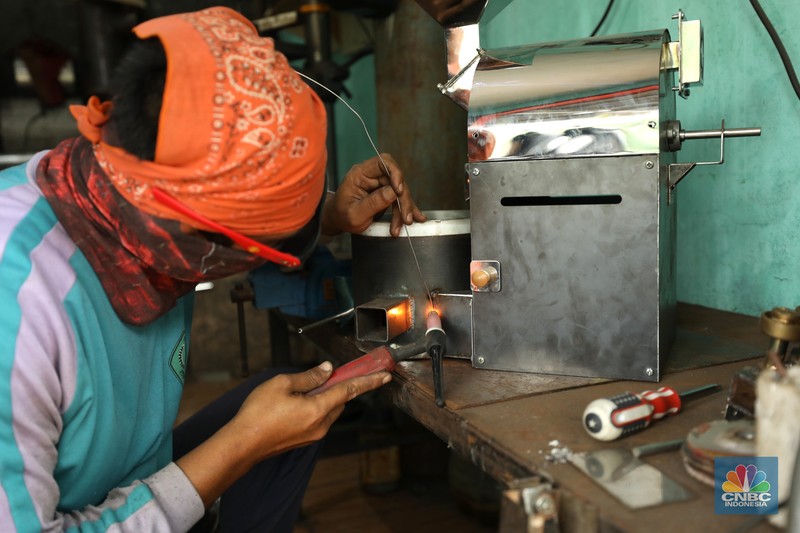 Pembuatan sangrai kopi Minicaff Roaster Pekerja menyelesaikan proses pembuatan mesin sangrai kopi Minicaff Roaster di Pinang, Kota Tangerang, Banten, Rabu (15/6/2022). (CNBC Indonesia/ Tri Susilo)