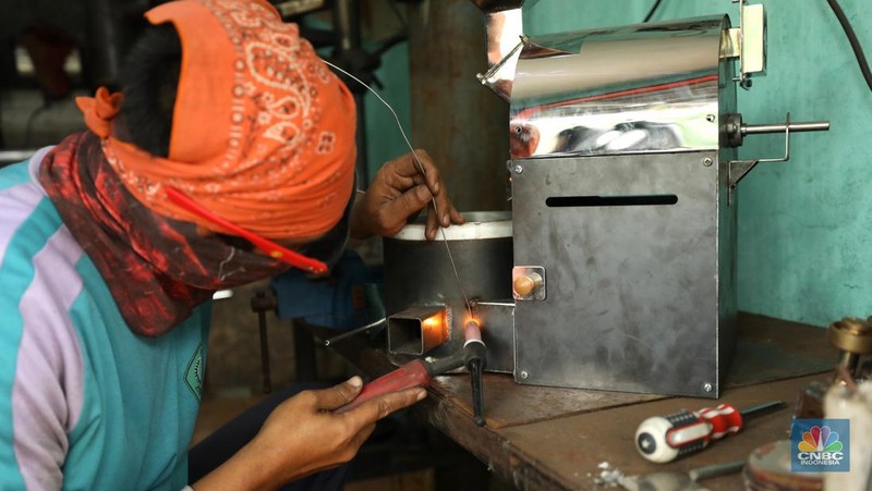Pekerja menyelesaikan proses pembuatan mesin sangrai kopi Minicaff Roaster di Pinang, Kota Tangerang, Banten, Rabu (15/6/2022). (CNBC Indonesia/ Tri Susilo)