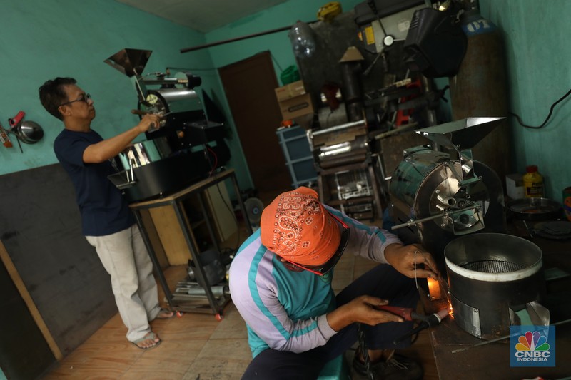 Pembuatan sangrai kopi Minicaff Roaster Pekerja menyelesaikan proses pembuatan mesin sangrai kopi Minicaff Roaster di Pinang, Kota Tangerang, Banten, Rabu (15/6/2022). (CNBC Indonesia/ Tri Susilo)