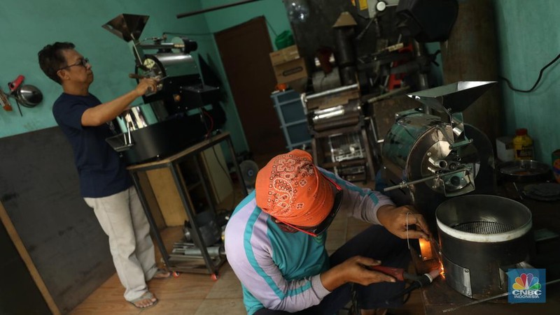 Pekerja menyelesaikan proses pembuatan mesin sangrai kopi Minicaff Roaster di Pinang, Kota Tangerang, Banten, Rabu (15/6/2022). (CNBC Indonesia/ Tri Susilo)
