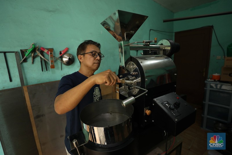 Pekerja menyelesaikan proses pembuatan mesin sangrai kopi Minicaff Roaster di Pinang, Kota Tangerang, Banten, Rabu (15/6/2022). (CNBC Indonesia/ Tri Susilo)