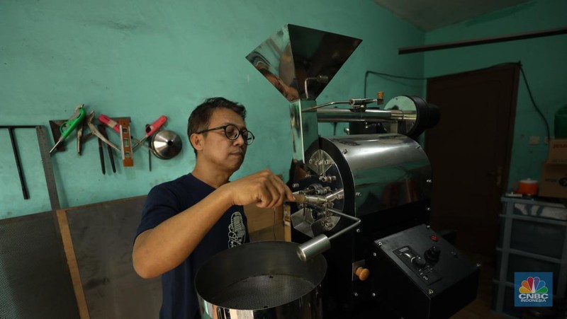Pekerja menyelesaikan proses pembuatan mesin sangrai kopi Minicaff Roaster di Pinang, Kota Tangerang, Banten, Rabu (15/6/2022). (CNBC Indonesia/ Tri Susilo)